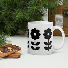 Load image into Gallery viewer, Daisy Flower Black- White glossy mug